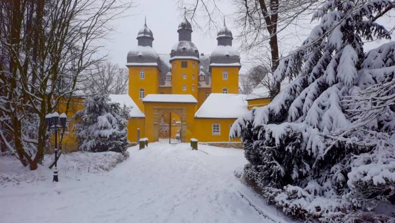 Weiß steht dem Jagdschloss auch ziemlich gut!